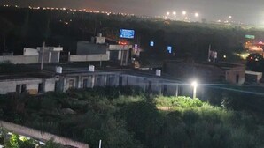 Une vue nocturne d’une ville, avec ses bâtiments et ses lampadaires.