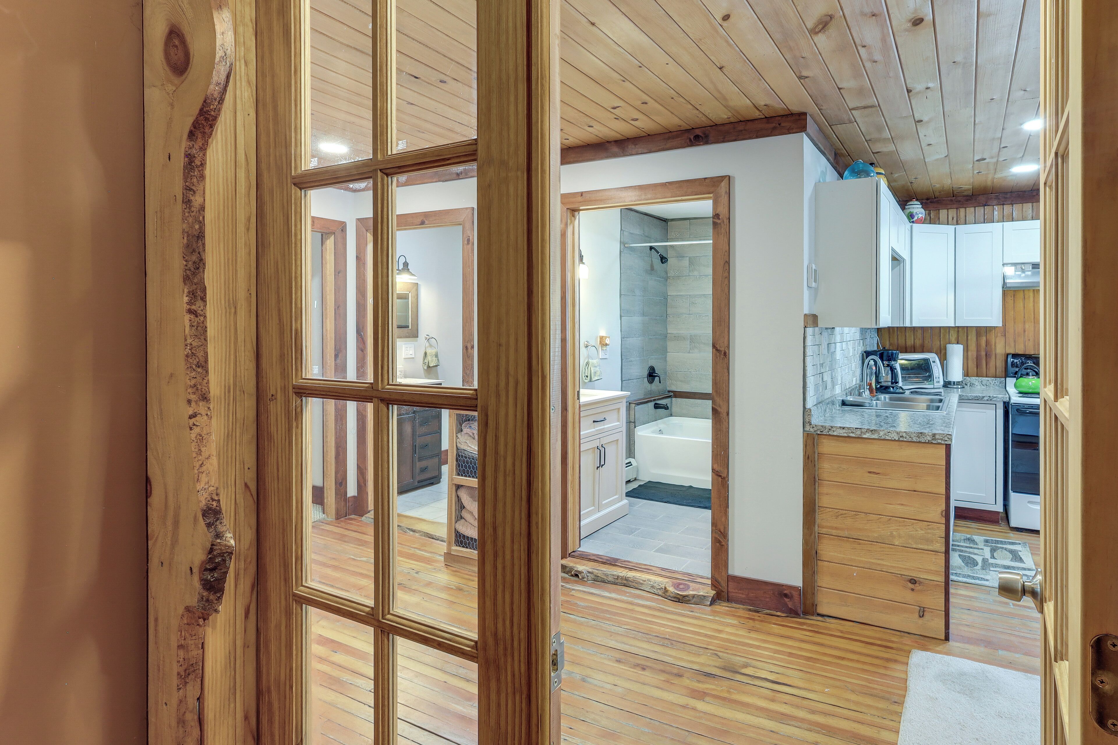 Un intérieur en bois comprenant une cuisine, une salle de bain et un espace de vie.