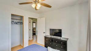Unclassified image, 3 of 28, button - Hot Tub, Lake Access! Waterfront Hartwell Hideaway (Hartwell)