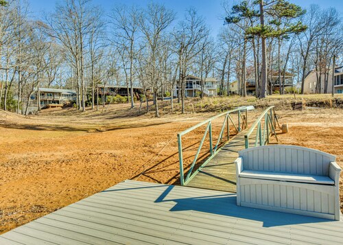 Hot Tub, Lake Access! Waterfront Hartwell Hideaway