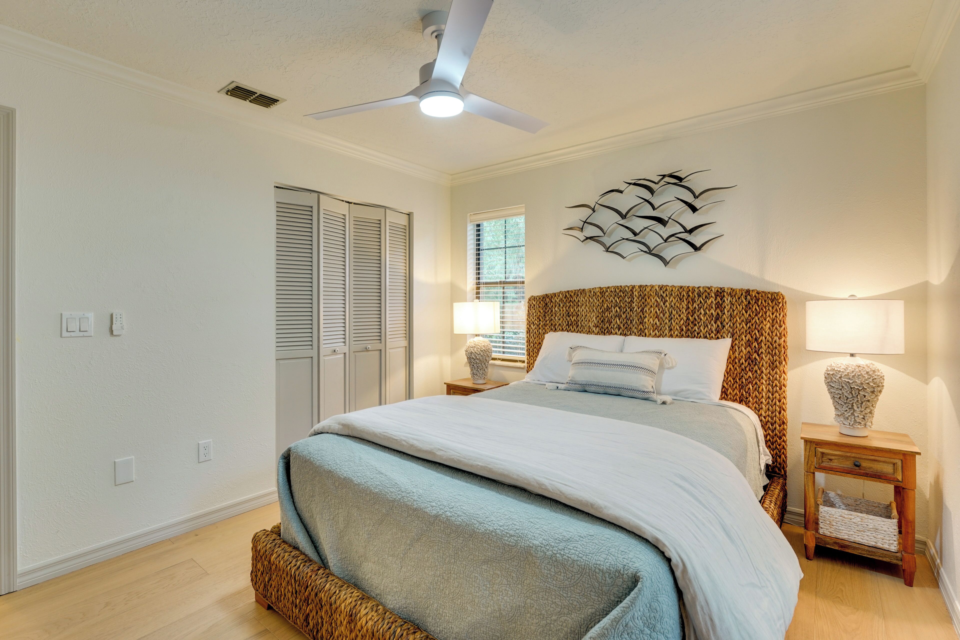 4 bedrooms, desk, travel cot, Internet