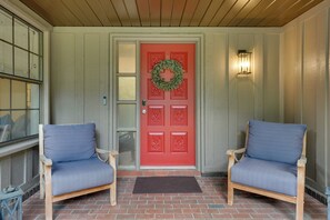 A red door with a wreath, two blue chairs, and a brick floor. - 2 Mi to Silver Springs State Pk! Family Hideaway (Silver Springs)