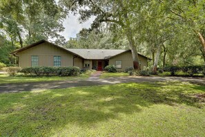 A single-story house with a front porch, surrounded by a well-maintained lawn and trees. - 2 Mi to Silver Springs State Pk! Family Hideaway (Silver Springs)