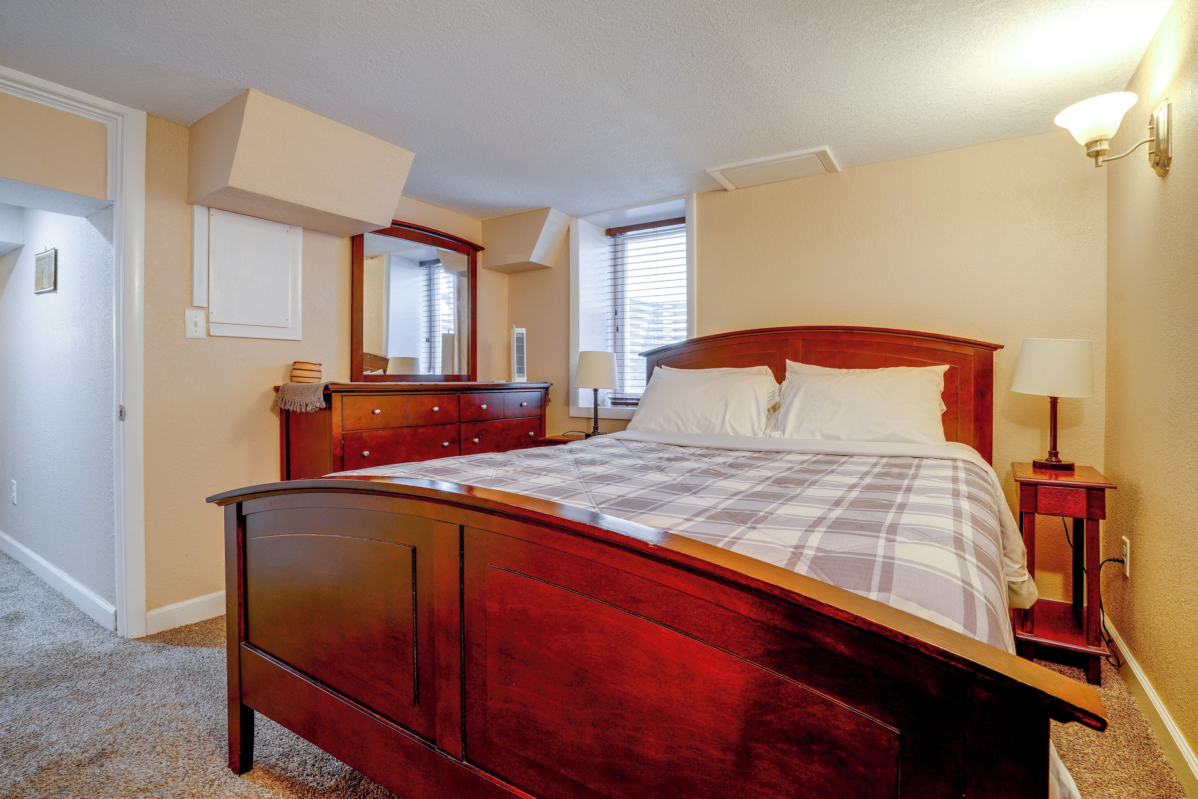 1 bedroom, desk, iron/ironing board, Internet