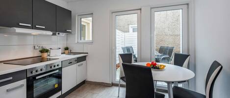 Coffee/tea maker, fridge, microwave, oven
