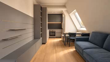 Un moderno loft con cucina, zona pranzo e angolo salotto accogliente.