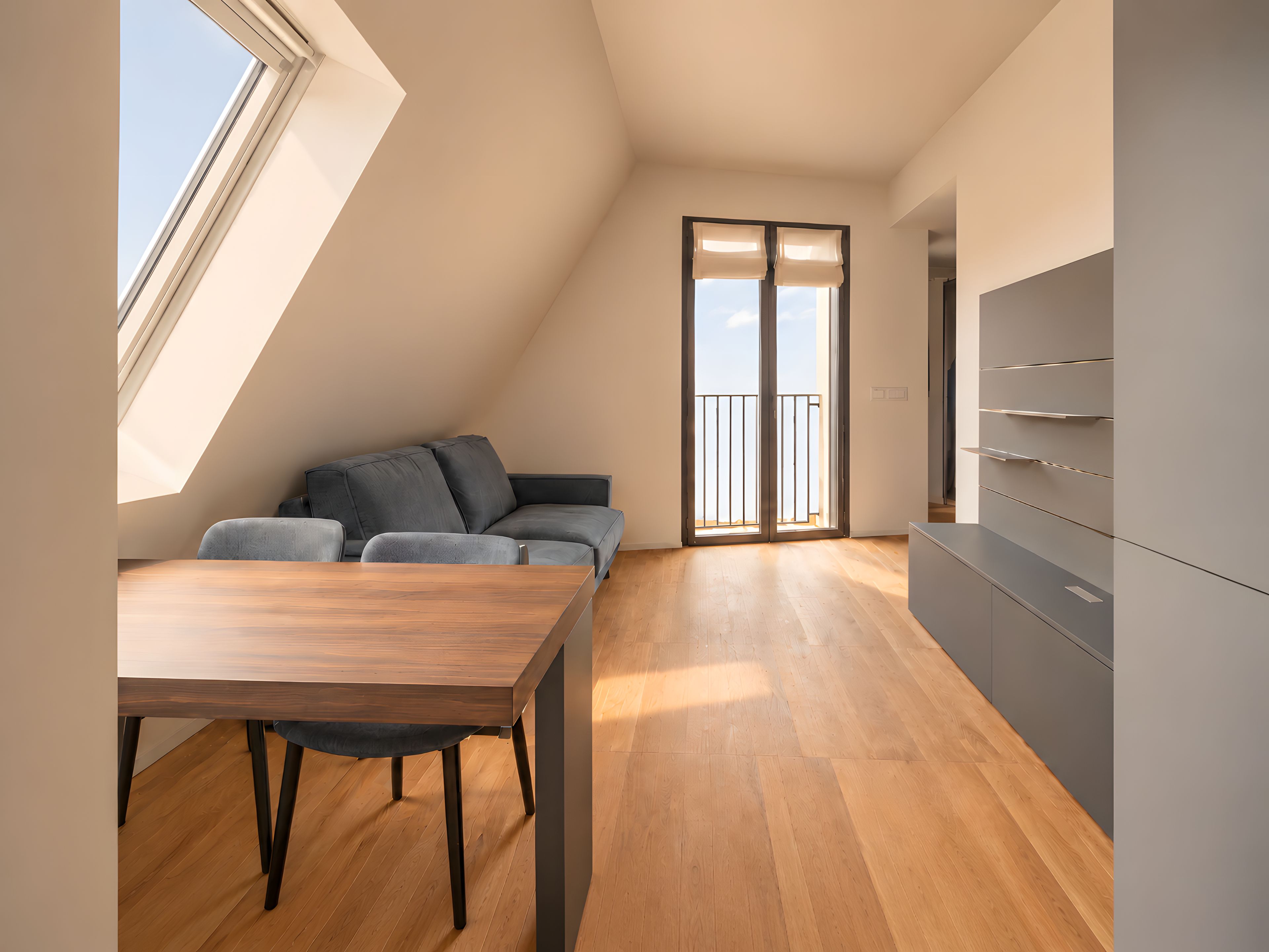 Un apartamento moderno con comedor, sofá y mueble para televisión.