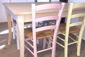 A dining table with chairs. - Alter Konsumverein, Apartment No. 8 - Spacious Apartment 8 at the Alter Konsumverein (Sylt)
