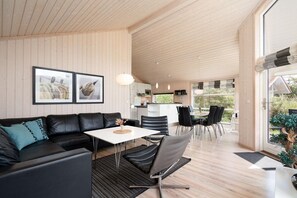 Smart TV, fireplace - Spacious Grobenbrode Beach Home (Großenbrode)