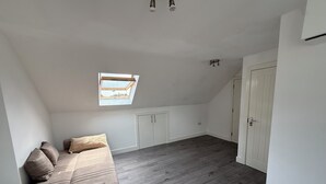 A room with a loft bed, a small window, a wardrobe, and a door. - 2 Min Walk to Tottenham Hotspur Stadium | Bright Studio (London)