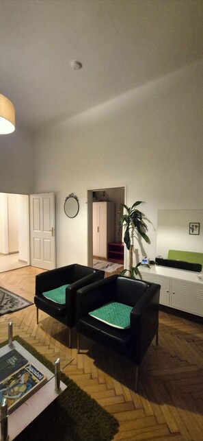 Interior - Elegant Altbau near Praterstern
Direct Subway to Center (Wien)