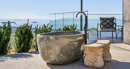 2-Bedroom Retreat on the Scenic Bruxner Park, enjoy Solitary Island Ocean views.