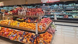 Un supermercado con productos frescos y alimentos envasados a la vista.