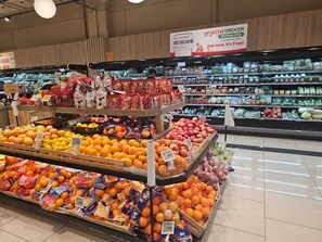 Ein Lebensmittelgeschäft mit frischem Obst und Gemüse sowie verpackten Waren.