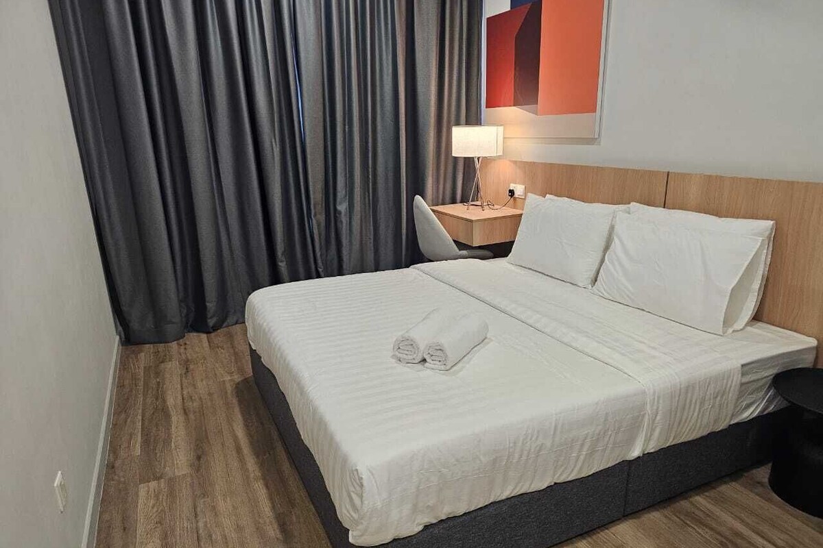 Comfort-Apartment, Balkon, Stadtblick | Schreibtisch, laptopgeeigneter Arbeitsplatz, Bügeleisen/Bügelbrett