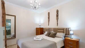 Tabla de planchar con plancha, wifi y ropa de cama 