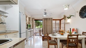 Cafetera y tetera, refrigerador, microondas y horno 