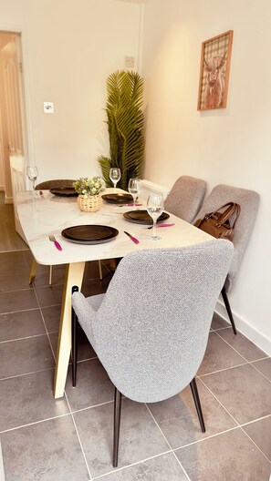 Dining - Ashley Nikky Luxe (Middleton)