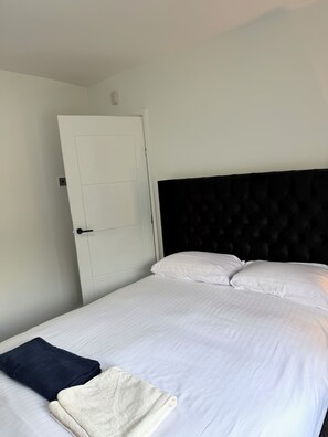 Iron/ironing board, WiFi, bed sheets - Ashley Nikky Luxe (Middleton)