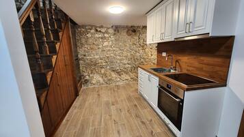 Cafetera/tetera, refrigerador, horno, placa de cocina