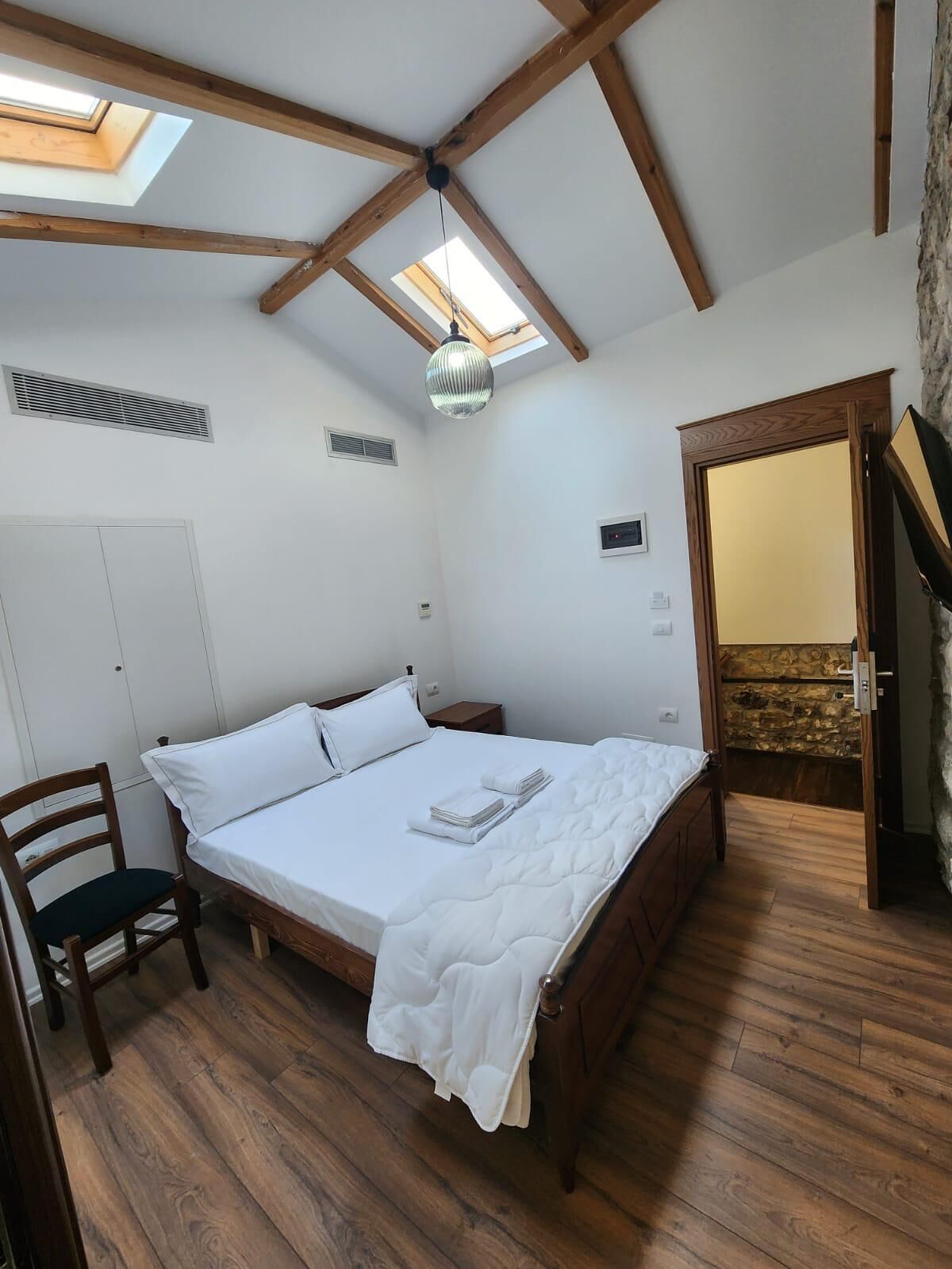 Tabla de planchar con plancha, wifi gratis y ropa de cama 