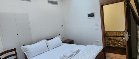 Habitación Confort | Tabla de planchar con plancha, wifi gratis y ropa de cama