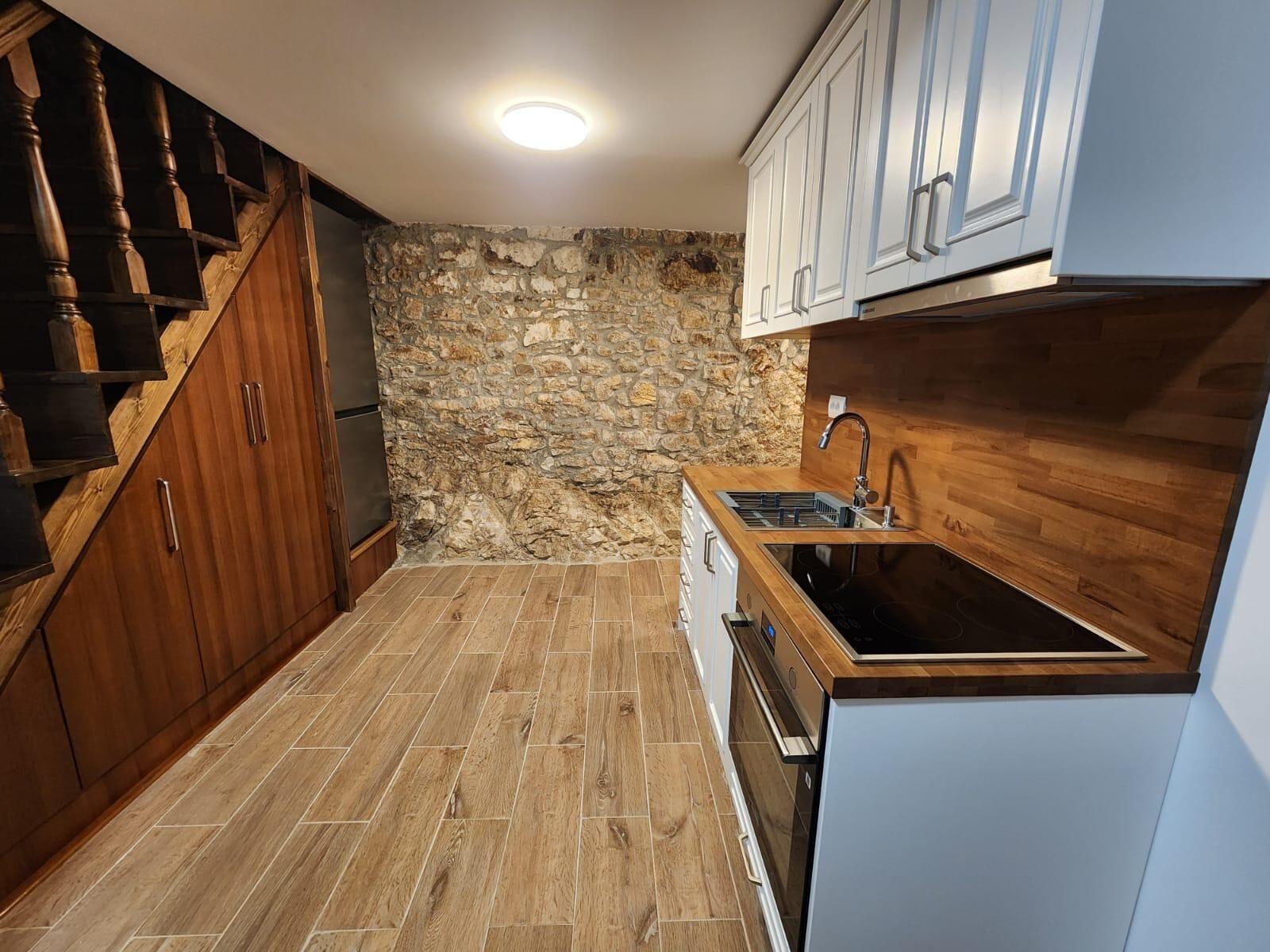 Coffee/tea maker, fridge, oven, stovetop