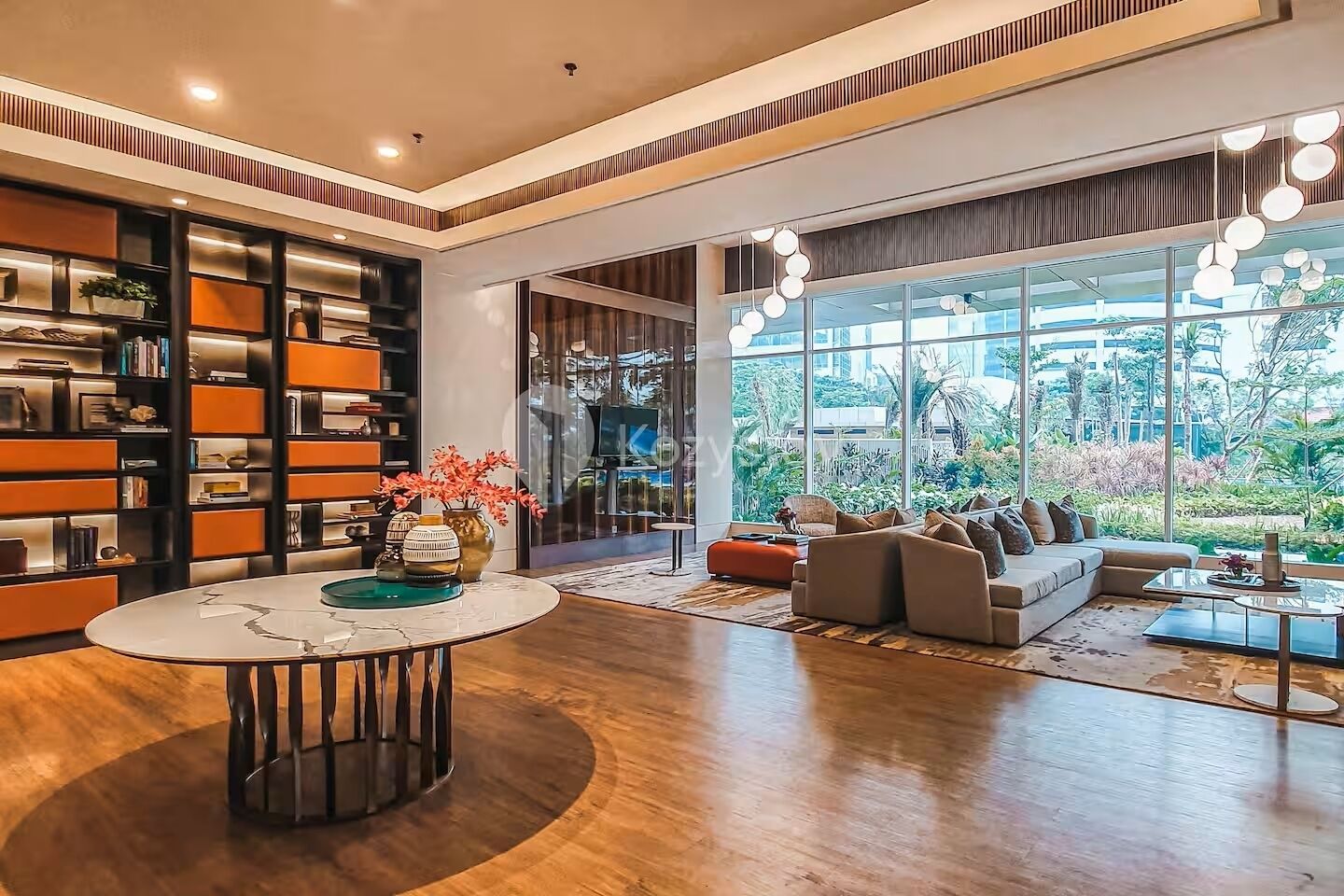 Una sala de estar moderna con un ventanal grande, un sofá, una mesa de centro y una estantería.