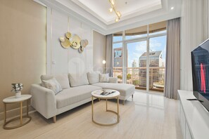 Apartment, 2 Schlafzimmer, Stadtblick | Wohnbereich | 50-cm-Smart-TV mit Kabelempfang, Netflix, Streaming-Dienste