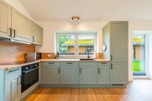Wasserkocher mit Kaffee-/Teezubehör, Kühlschrank, Mikrowelle, Ofen