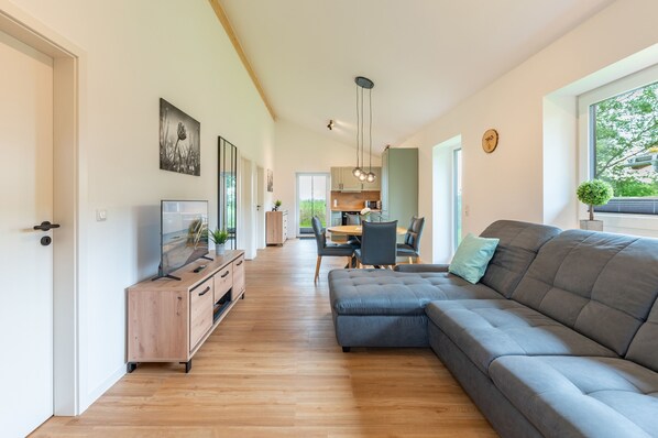 Living area - Vrbo Property (Kating)