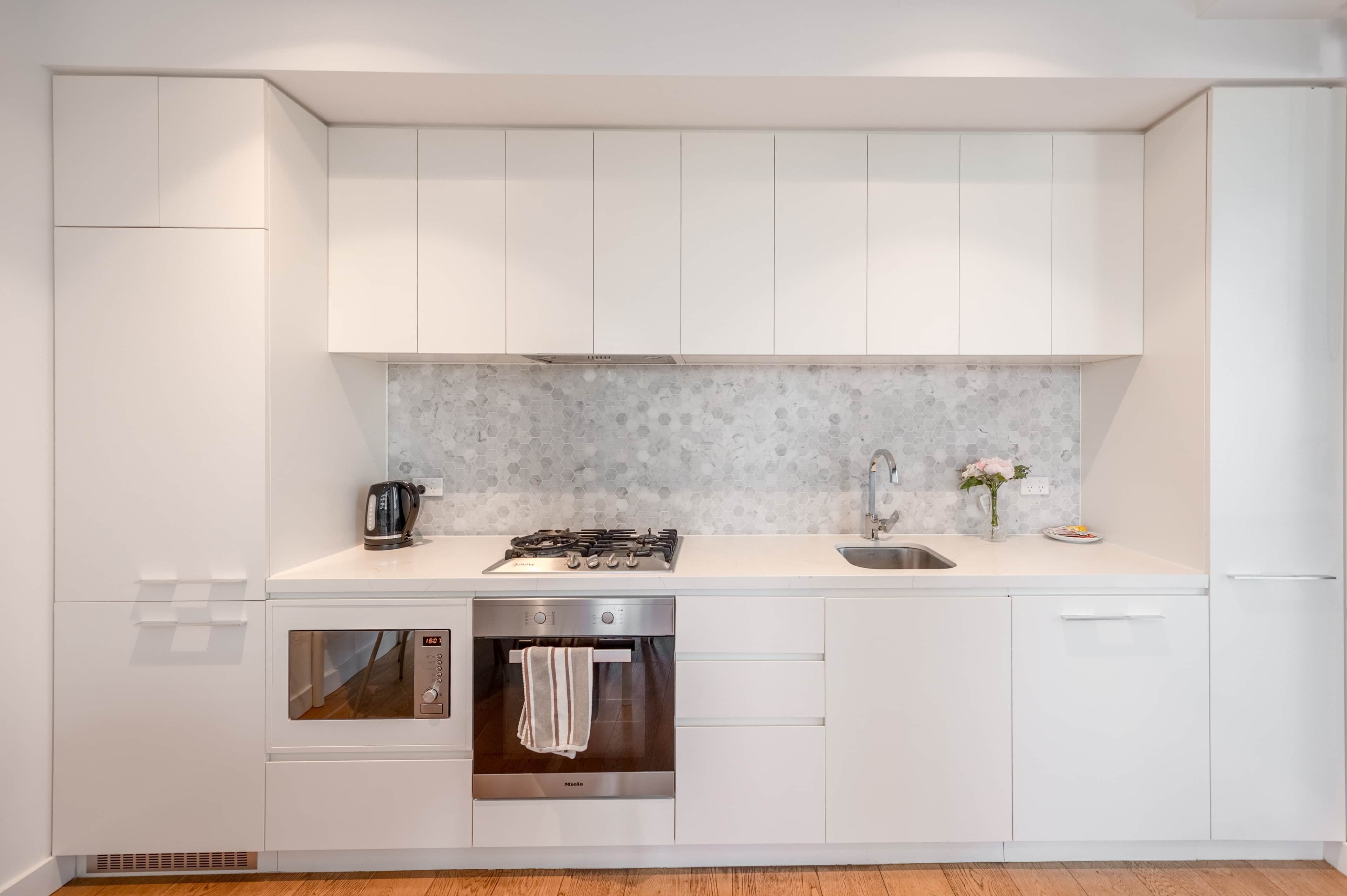 Geladeira, micro-ondas, fogão, cooktop