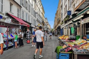 Ein Markt mit Händlern und Kunden.