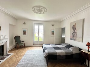 5 bedrooms, iron/ironing board, WiFi, bed sheets - Manor house + swimming pool (Meyssac)