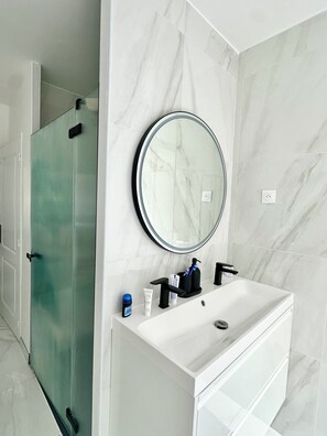 Shower, hair dryer, towels, soap - Manor house + swimming pool (Meyssac)