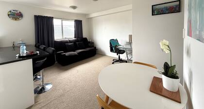 Solo/Couples/Groups 1-10 persons, 4 bedrooms, 1.5bath, 2 parks - full apartment