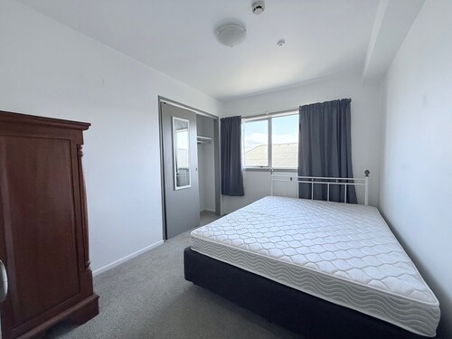 Solo/Couples/Groups 1-10 persons, 4 bedrooms, 1.5bath, 2 parks - full apartment