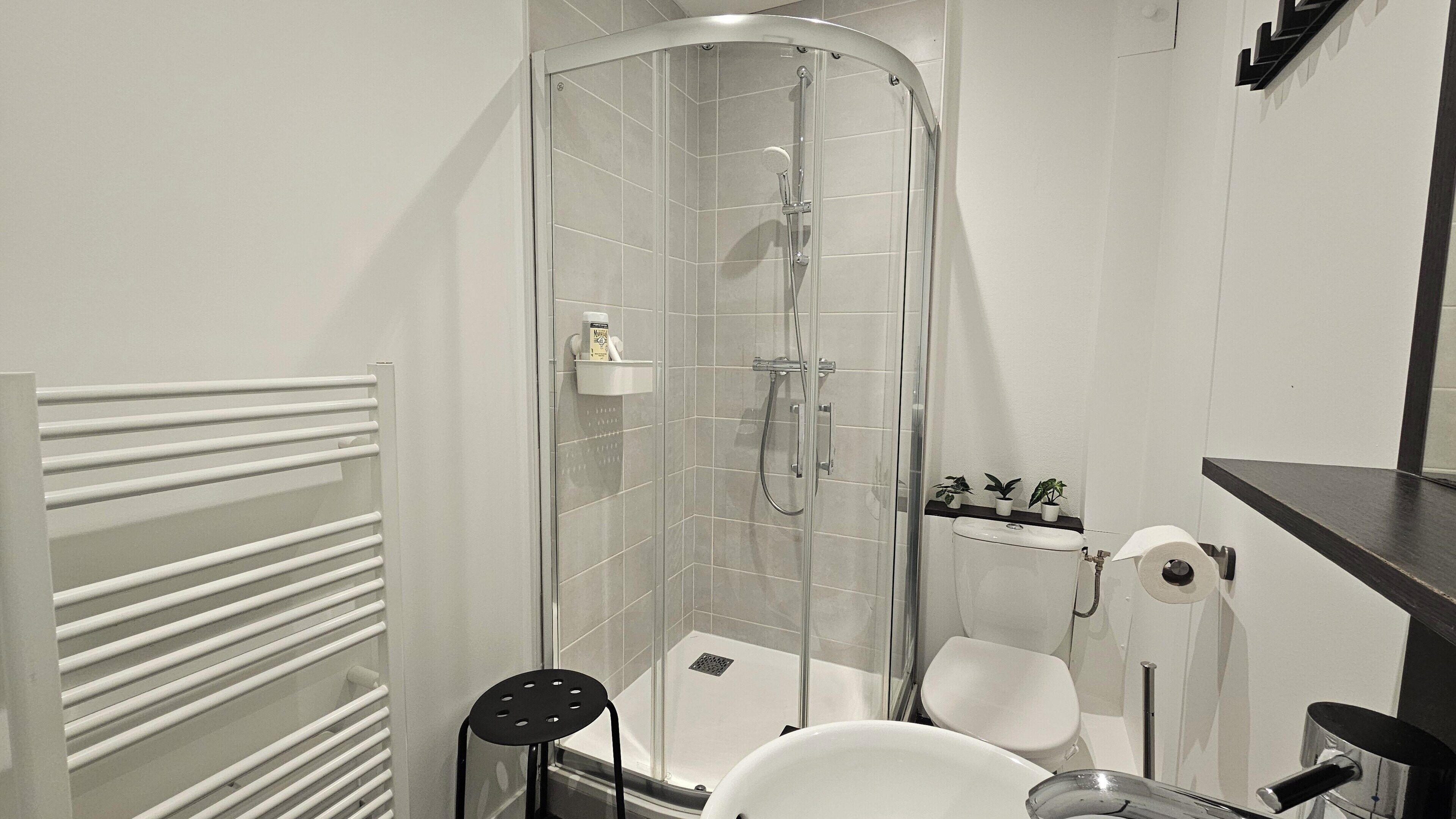 Douche, sèche-cheveux, serviettes fournies, savon