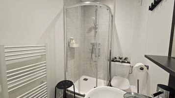 Douche, sèche-cheveux, serviettes fournies, savon