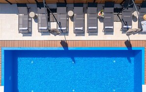 A swimming pool with lounge chairs and umbrellas. - Villa Olive Tree Pridraga (Pridraga)