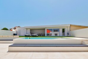 A modern house with a swimming pool, outdoor seating, and a clear sky. - Casa Set - Private Pool Villa - 5 min to the Beach (A dos Cunhados)