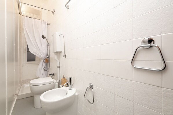 A modern bathroom with a toilet, bidet, and sink. - [FinestraNelBorgo] 5Terre-Portovenere-Seaview (Porto Venere)