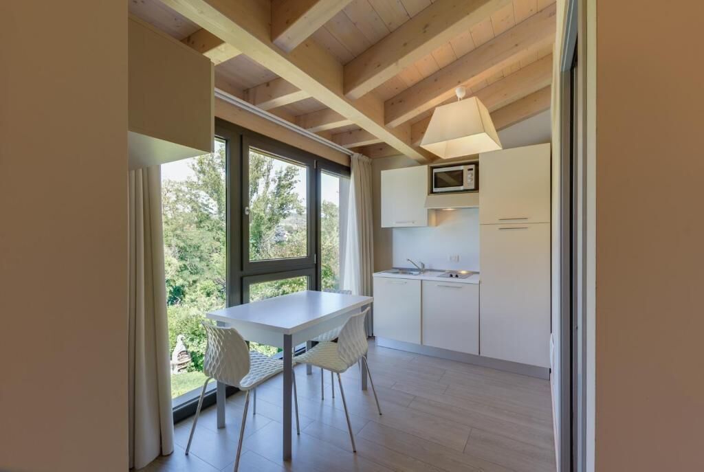 Studio | Dapur pribadi | Lemari es, microwave, kompor, dan pemanggang roti