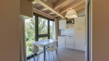 Studio | Dapur pribadi | Lemari es, microwave, kompor, dan pemanggang roti