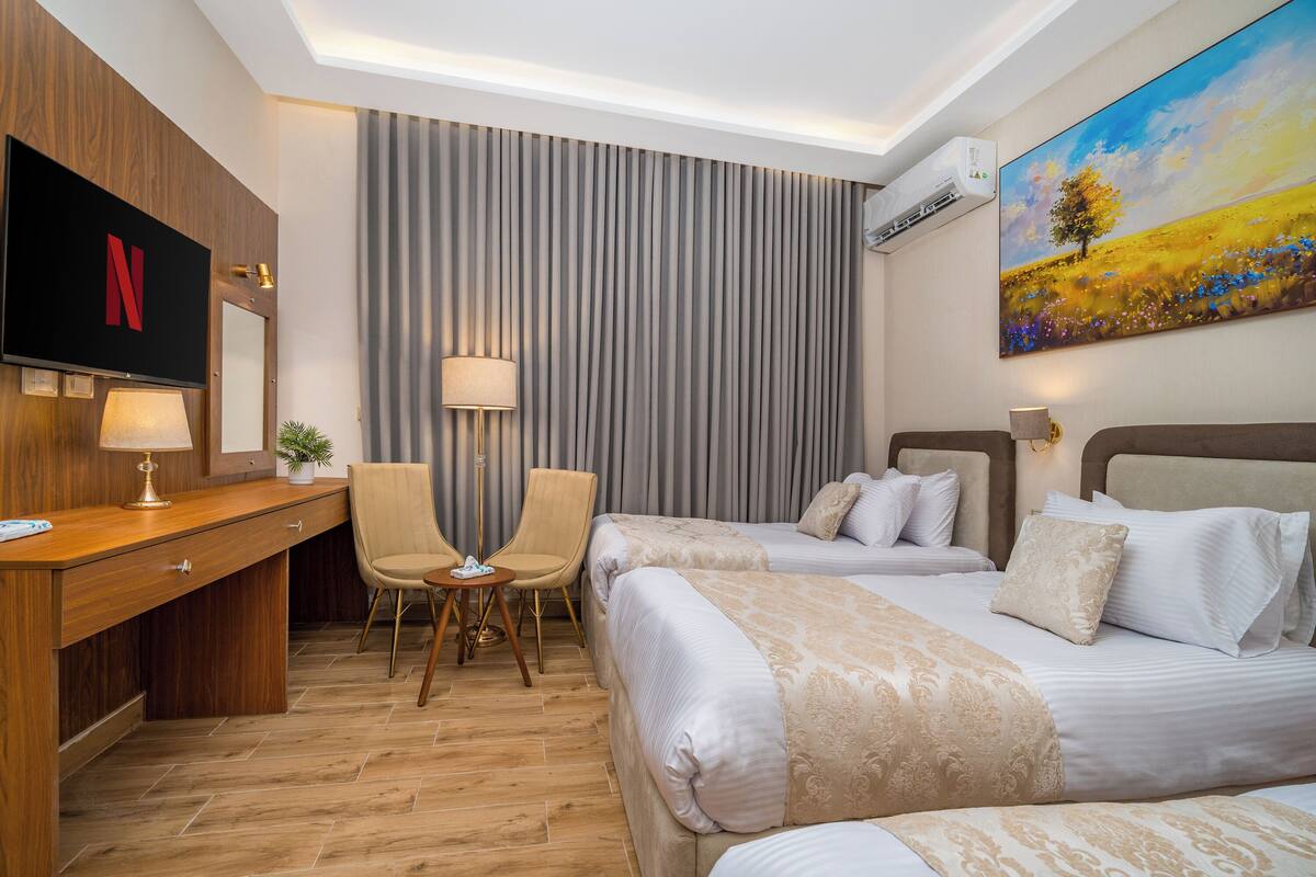 Comfort-Dreibettzimmer | Schreibtisch, laptopgeeigneter Arbeitsplatz, kostenloses WLAN