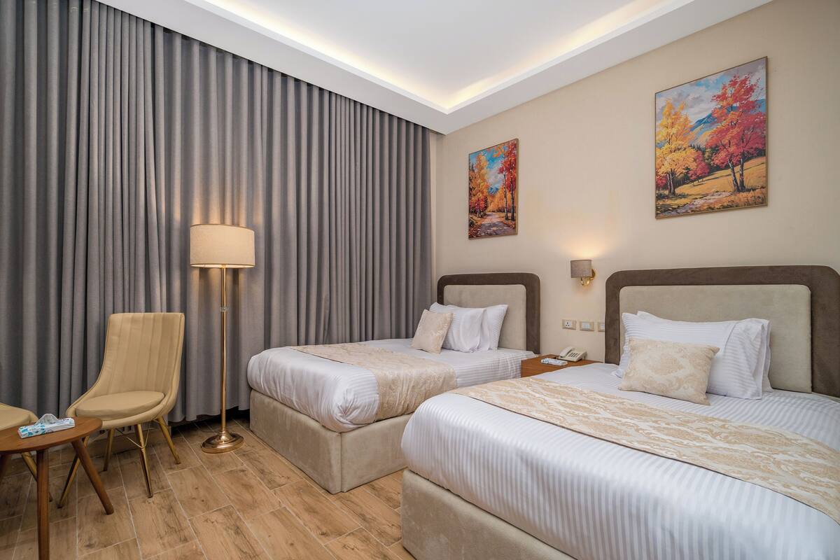 Deluxe-Zweibettzimmer | Schreibtisch, laptopgeeigneter Arbeitsplatz, kostenloses WLAN