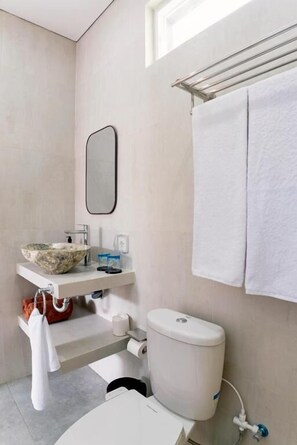 Phòng đôi hoặc 2 giường đơn Tiêu chuẩn, ban công, quang cảnh vườn | Phòng tắm | Buồng tắm vòi sen, máy sấy tóc, khăn tắm, xà phòng 