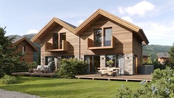 Ein modernes Holzhaus mit einer Terrasse, großen Fenstern und einer Bergkulisse.