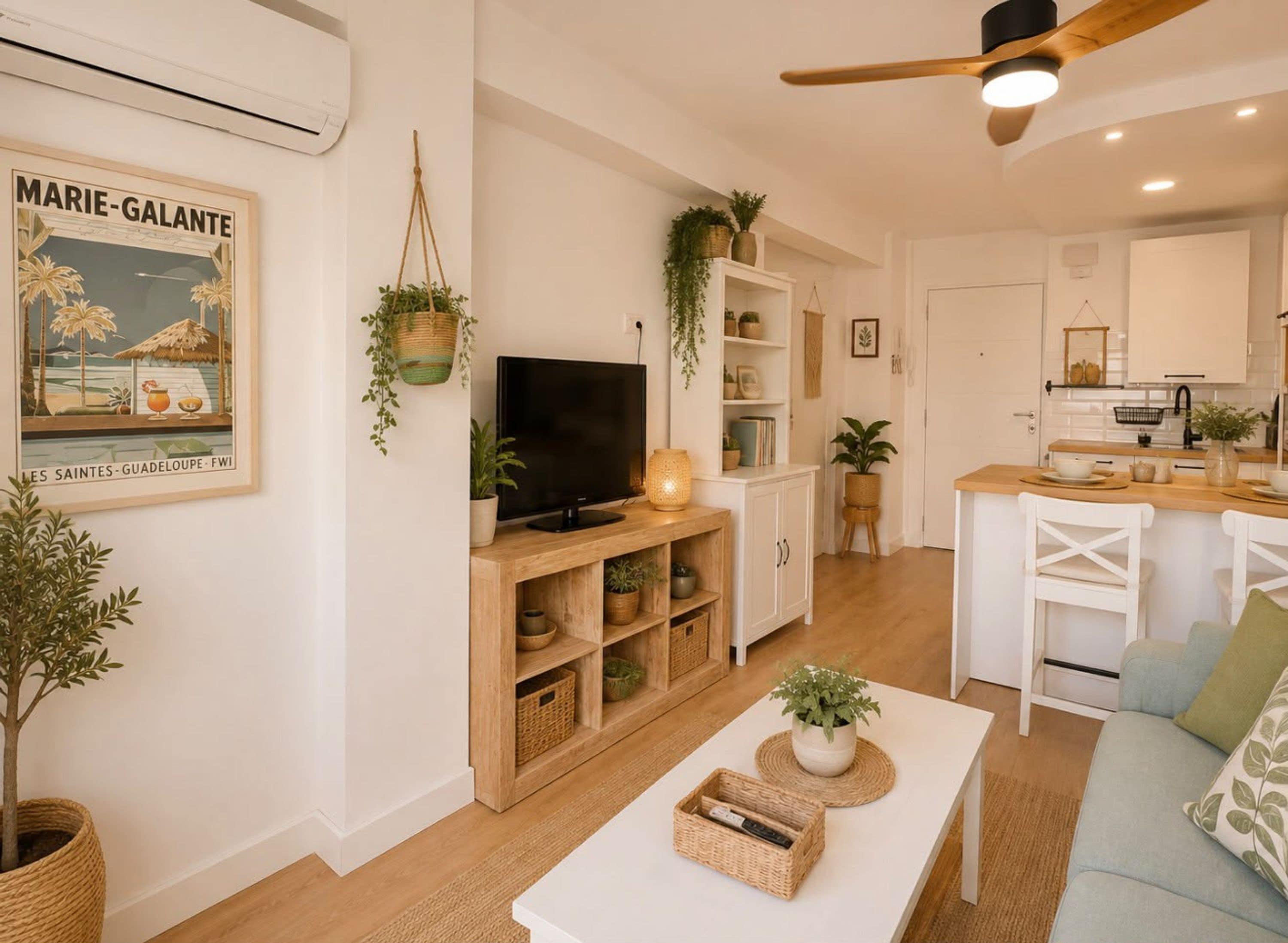 Una sala de estar con televisor, estanterías de madera y una mesa de centro.