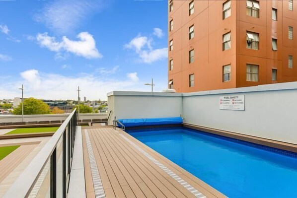 Outdoor pool - Zodiak Stays Cozy CBD 2Br Near Top Dining Spots (Auckland)
